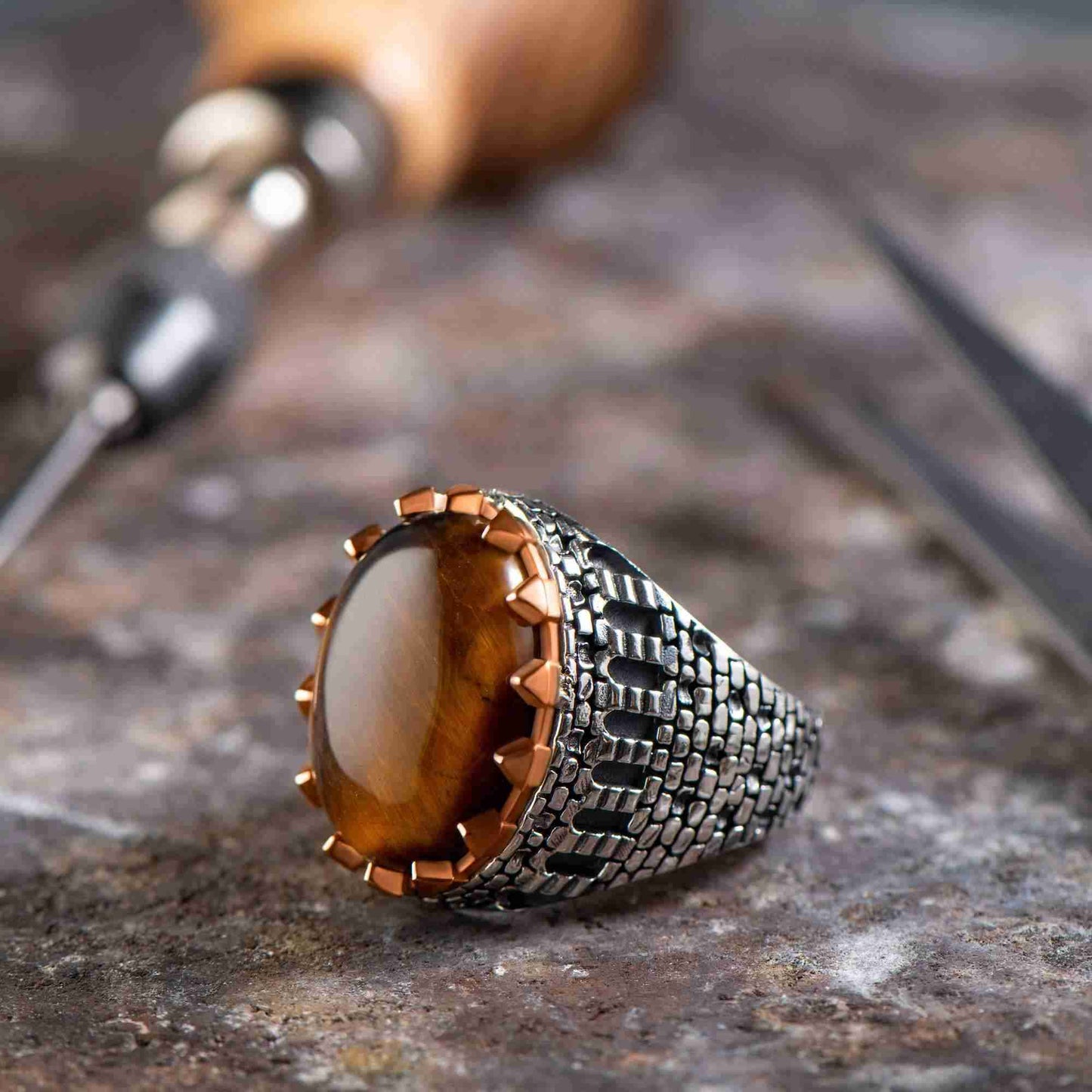 Kahverengi Kabaşon Taşlı Yüzük, Kaplan Gözü Vintage Gümüş Yüzük, Kazınmış Kale Tarzı Büyük Erkek Yüzük